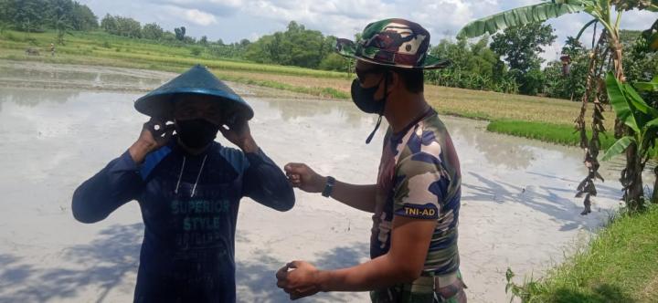 Dilokasi TMMD Bojonegoro, Kopda Anang Berikan Masker Kepada Petani Tambakrejo